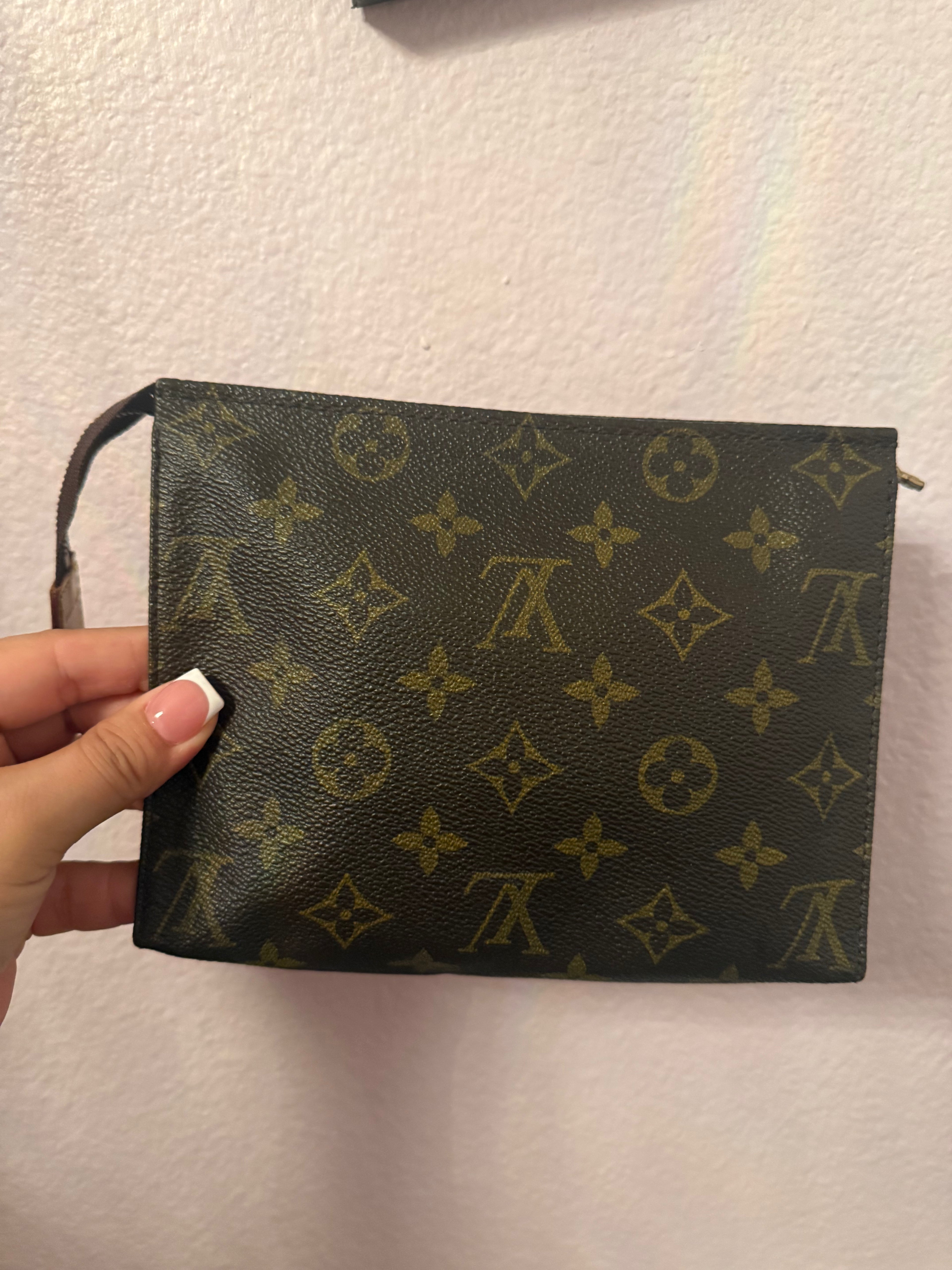 Lv Toiletry 19